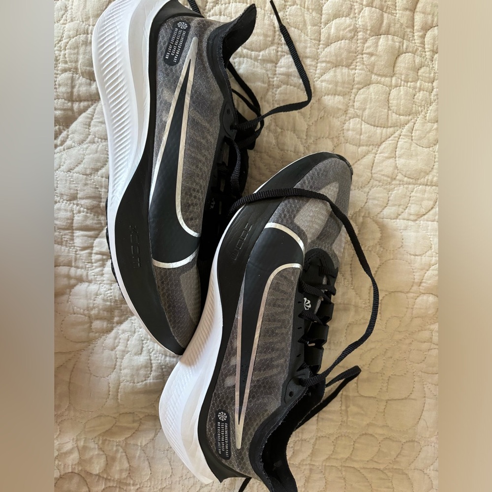 Womens Nike zoom gravity sneakers size 7.5
